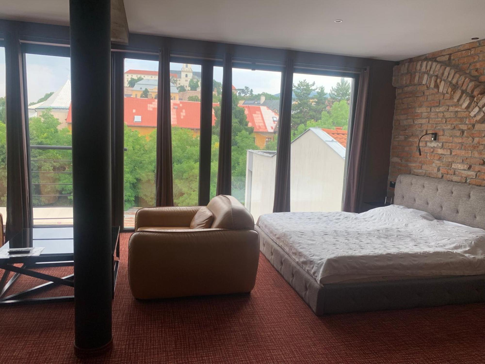 Hotel Alexander'S Нитра Экстерьер фото