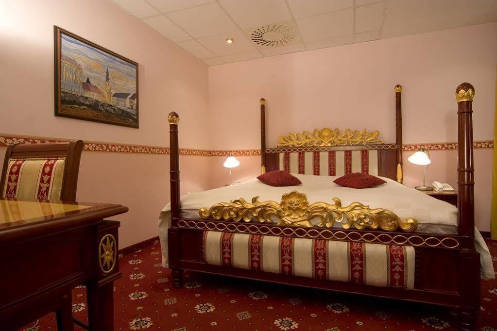 Hotel Alexander'S Нитра Экстерьер фото