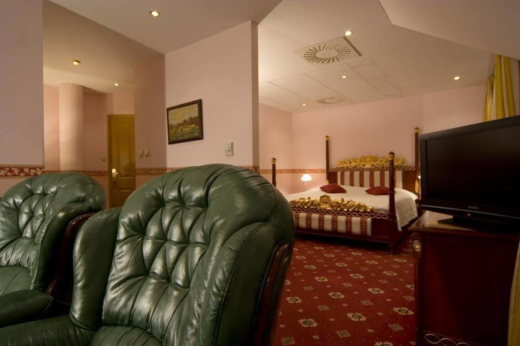 Hotel Alexander'S Нитра Экстерьер фото