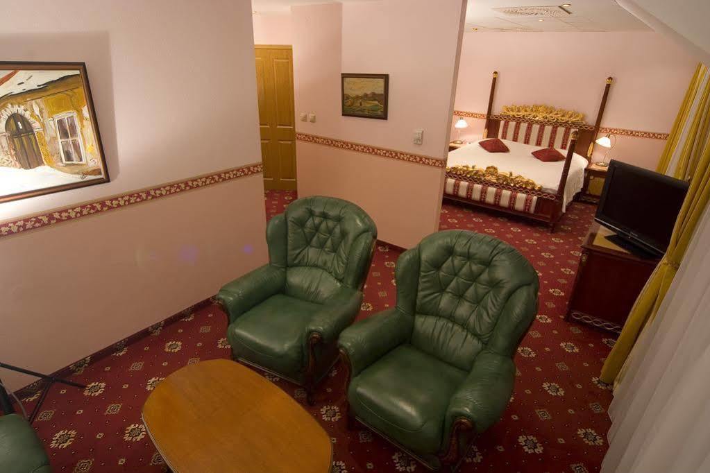 Hotel Alexander'S Нитра Экстерьер фото